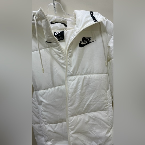 White Nike Puffer Jacket - Picture 6 of 8